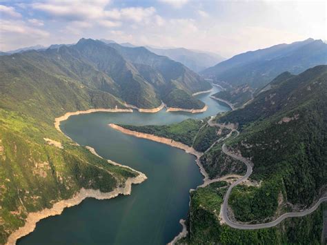  Qinling: The Mountain That Holds Memories - A Journey Through Love and Loss Under a Shifting Sky